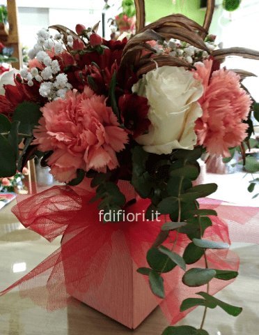 Bouquet di rose salmone e iperico