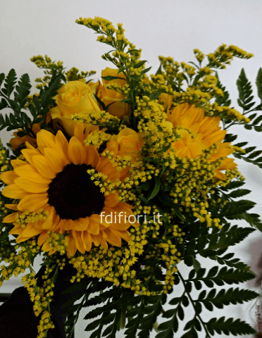 Bouquet di girasoli e rose