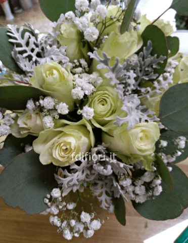 Centrotavola con fiori di stagione chiari