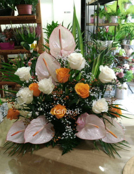 Composizione di fiori freschi colori chiari.