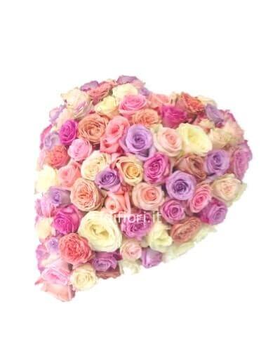 Cuore di rose e fiori assortiti