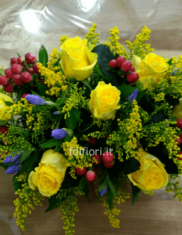 Cestino di vimini o ciotola, composto da fiori assortiti di stagione
