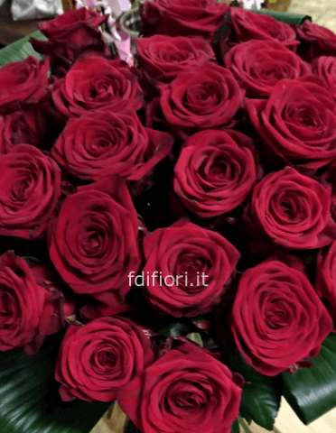 Bouquet di rose rosse confezionato.